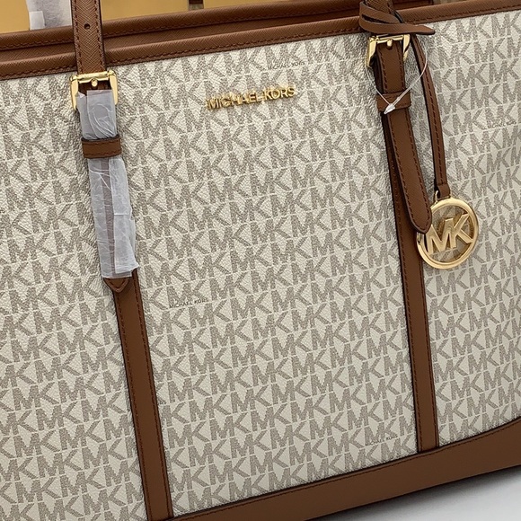 MICHAEL KORS
Jet Set Travel Large Logo Tote Shoulder Bag
COLOR VANILLA 
NWT - Picture 4 of 16